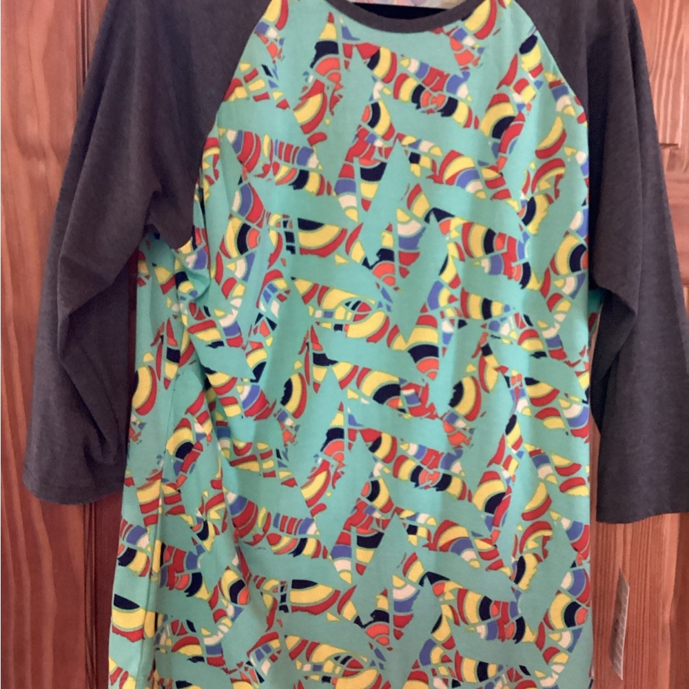 LuLaRoe Randy tee with raglan sleeves. Great shade of green!